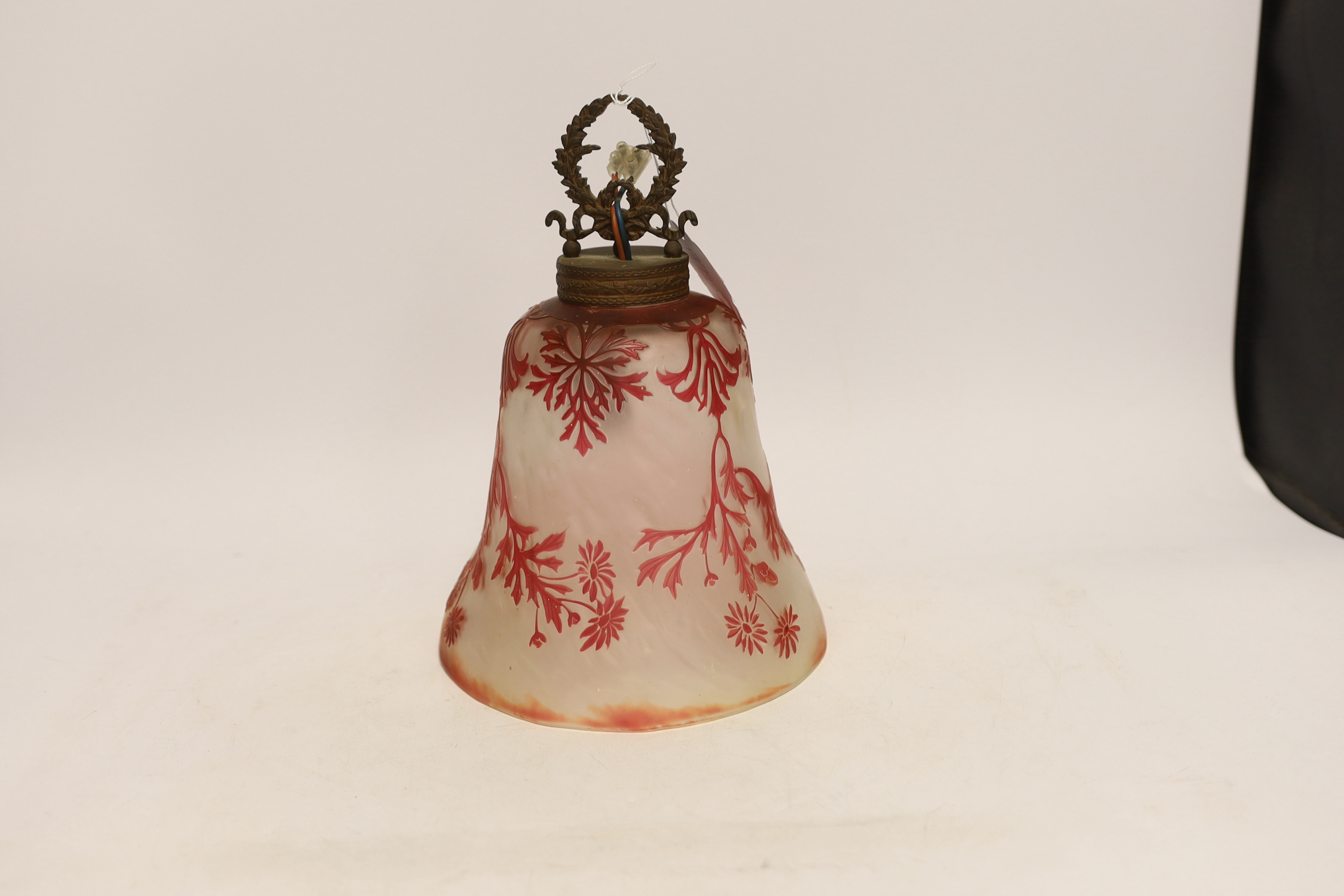 de Vez, an early 20th century cameo glass lamp shade, 25cm